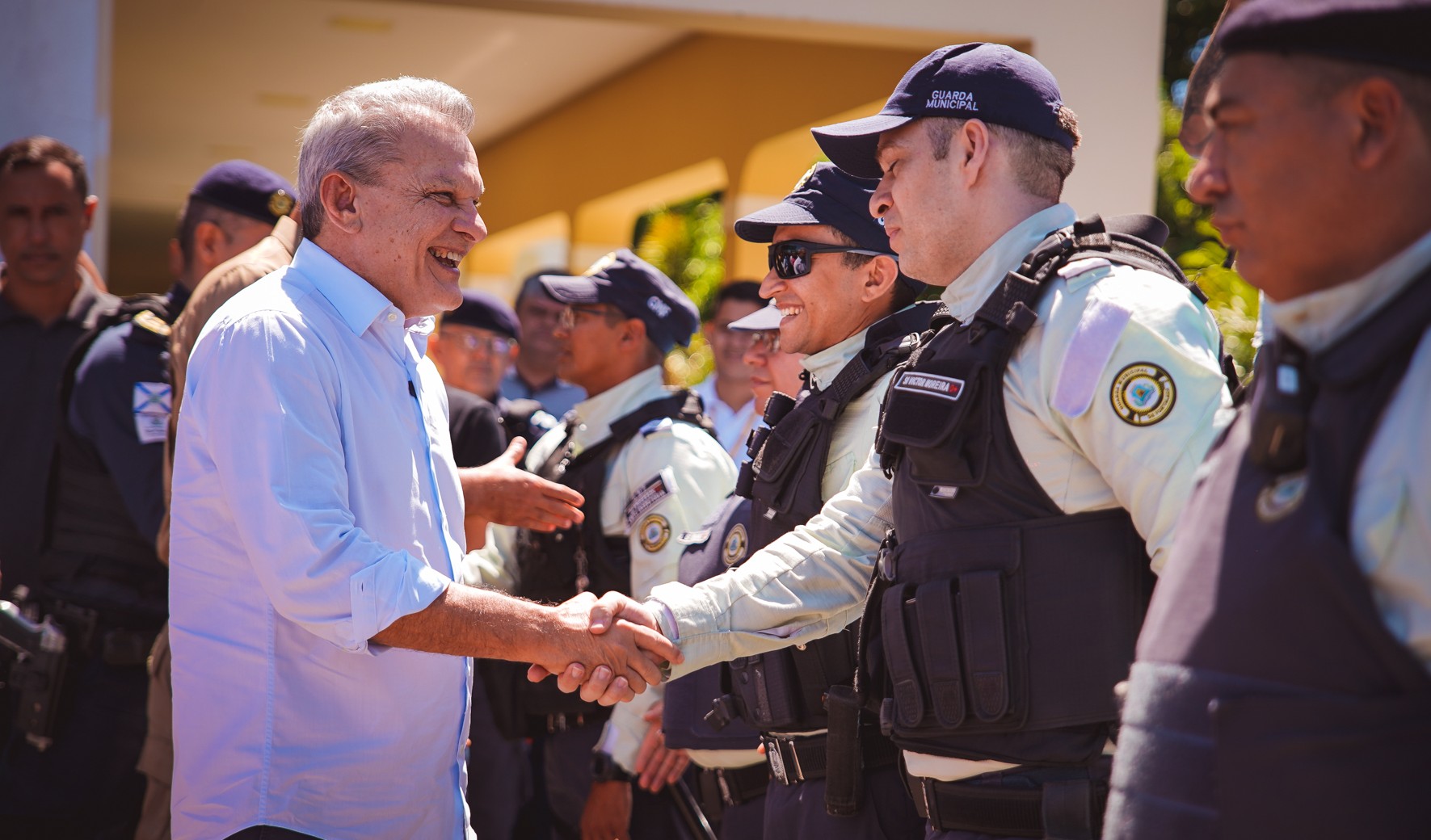 prefeito cumprimenta guarda municipal